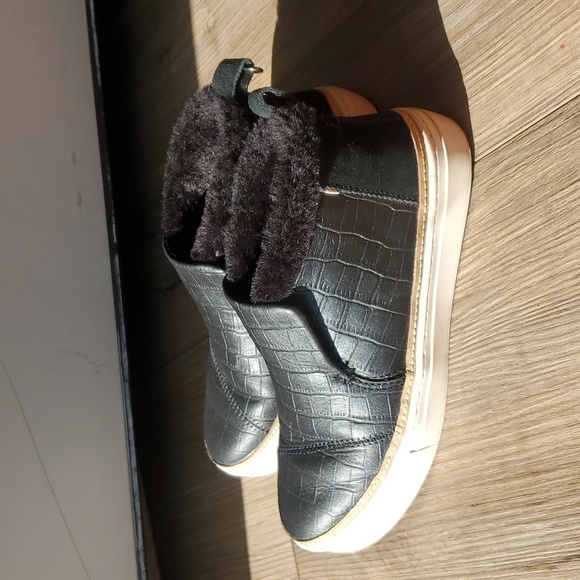 Toms Paxton Leather Crocodile Embossed Faux Fur Sneaker - Picture 1 of 9